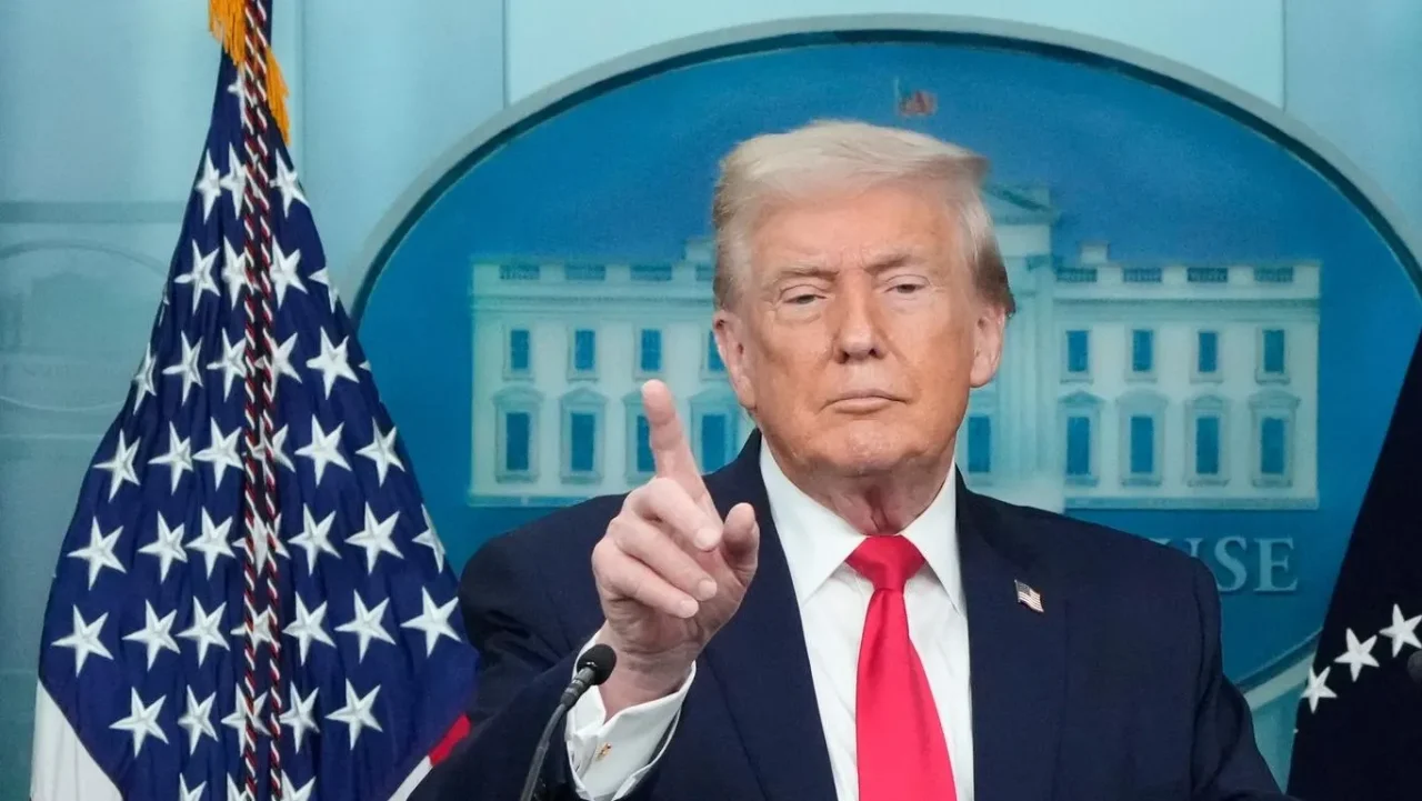 "La Unión Europea enfrenta la posibilidad de un bloqueo comercial sin precedentes: ¿Qué consecuencias tendrá la respuesta europea ante las amenazas de Trump sobre Groenlandia?"