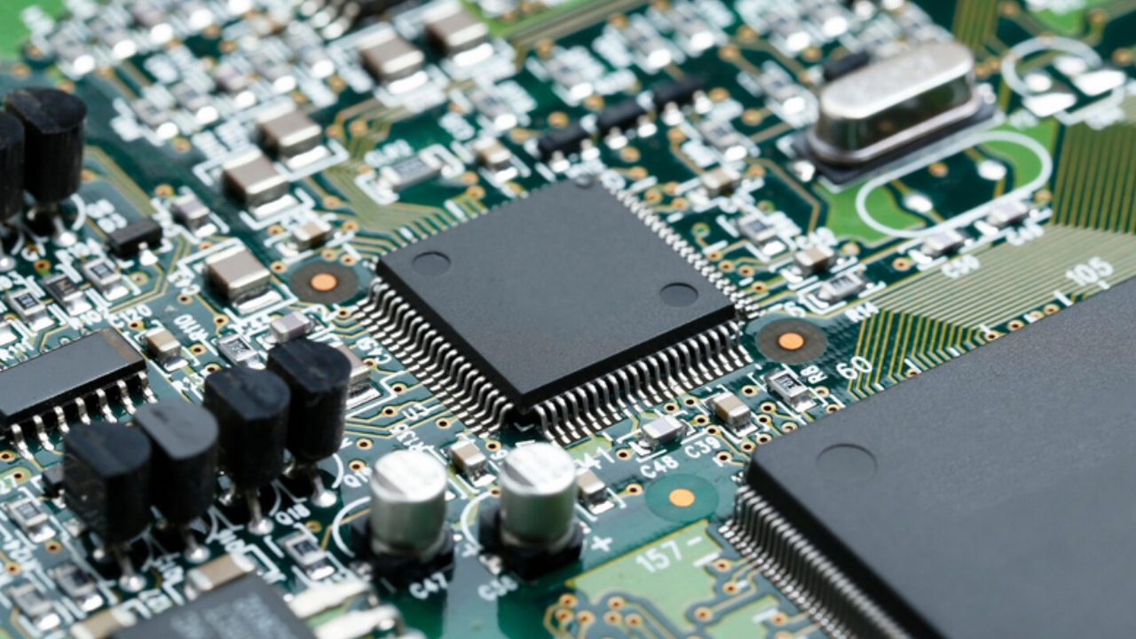 EU aplica arancel de 25% a chips de computación avanzada